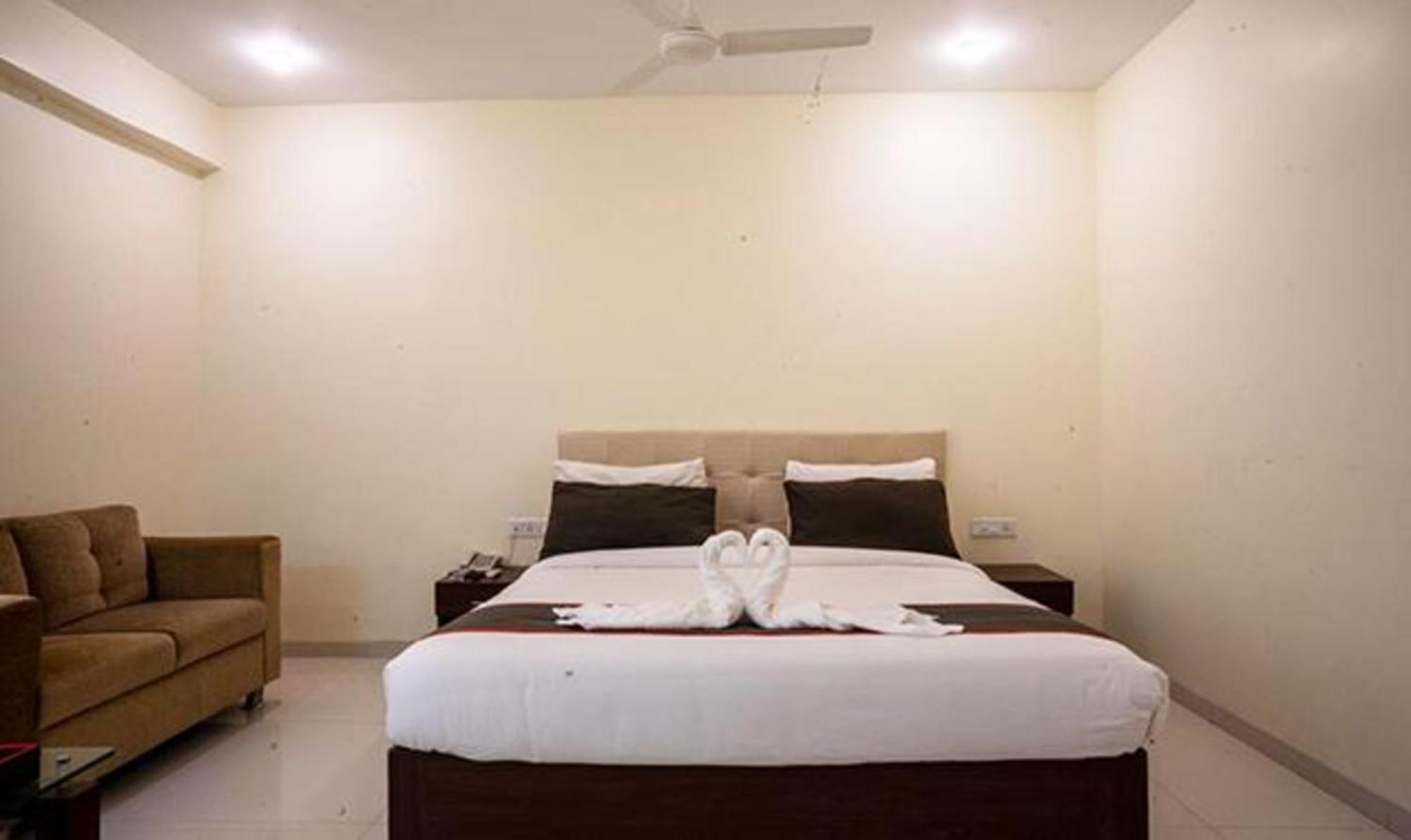 Capital O 16971 Hotel Lorven Visakhapatnam Exteriör bild